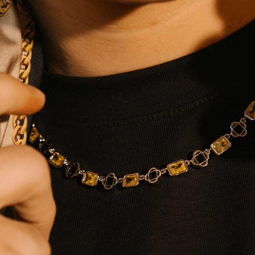Collar de trébol con gema amarilla (plata)