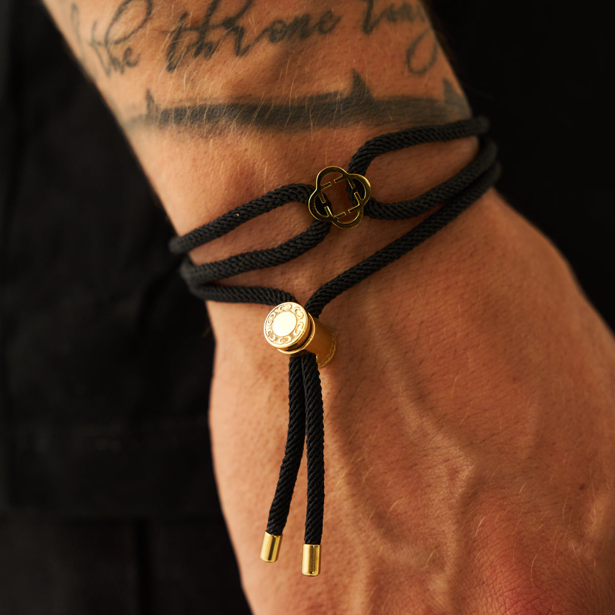 Pulsera de Cordón Negro (Oro)