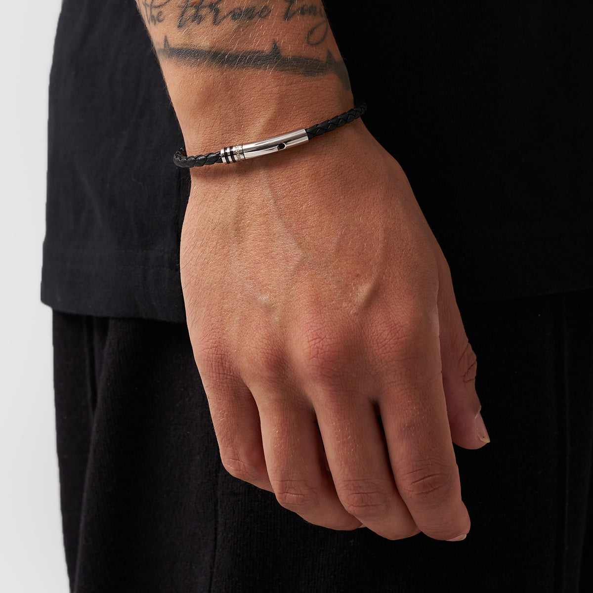 Pulsera de Cuero Negro (Plata)