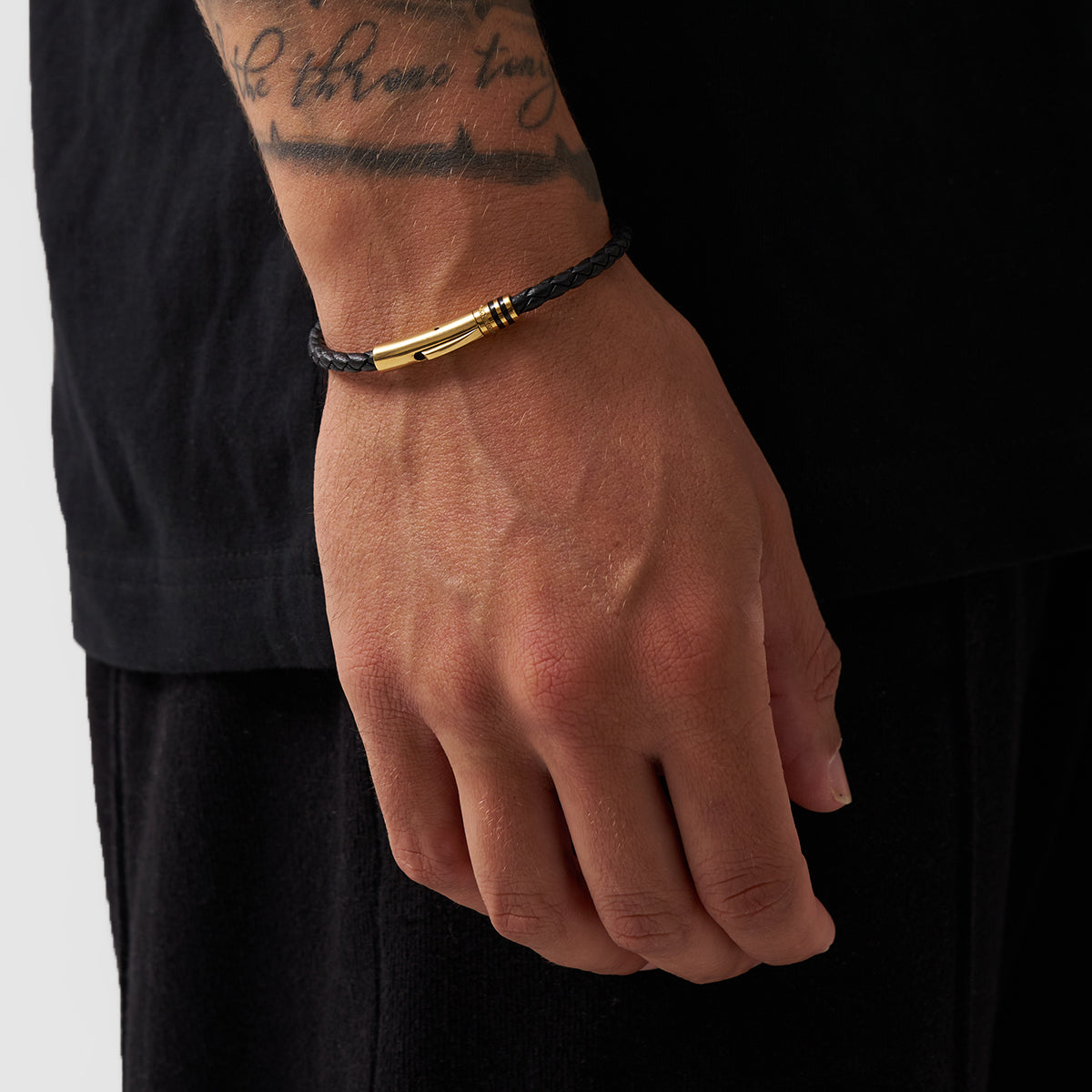 Pulsera de Cuero Negro (Oro)