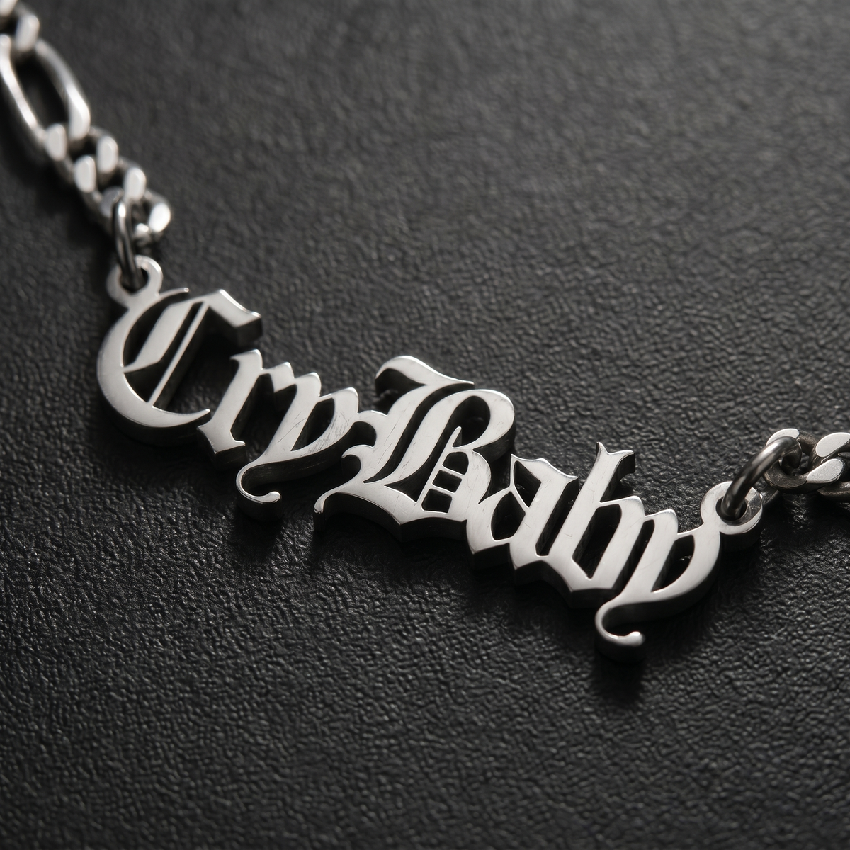 Collar con nombre en letra inglesa antigua