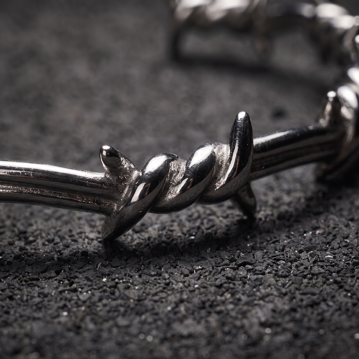 Brazalete de alambre de púas