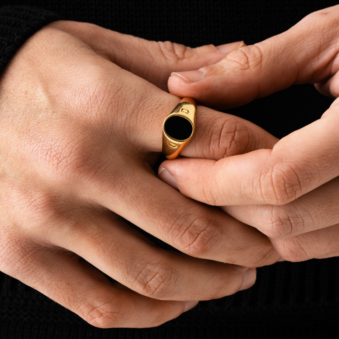 Anillo Sello de Piedra Ovalada Ónice (Oro)
