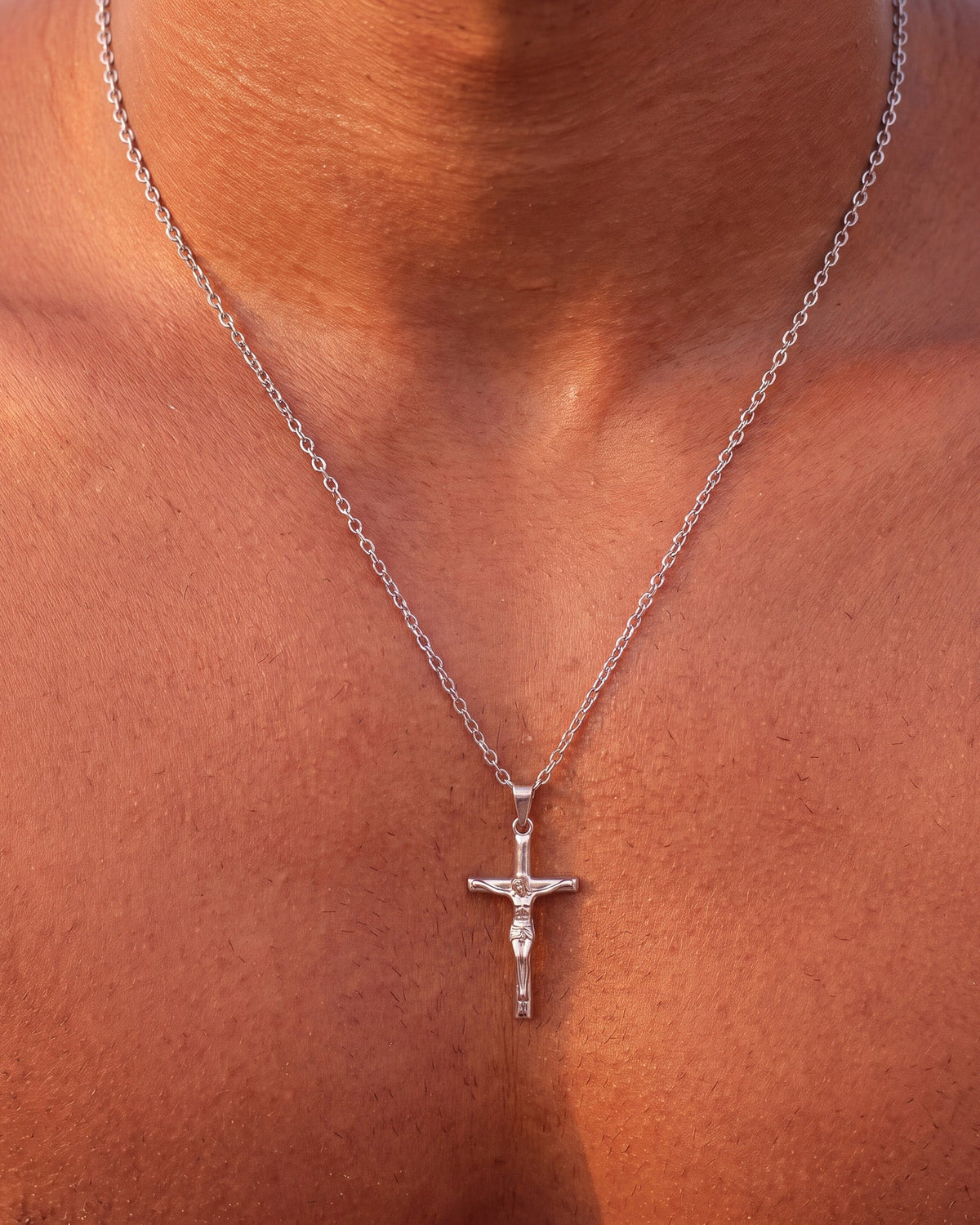 COLLAR CRUCIFIX PLATA