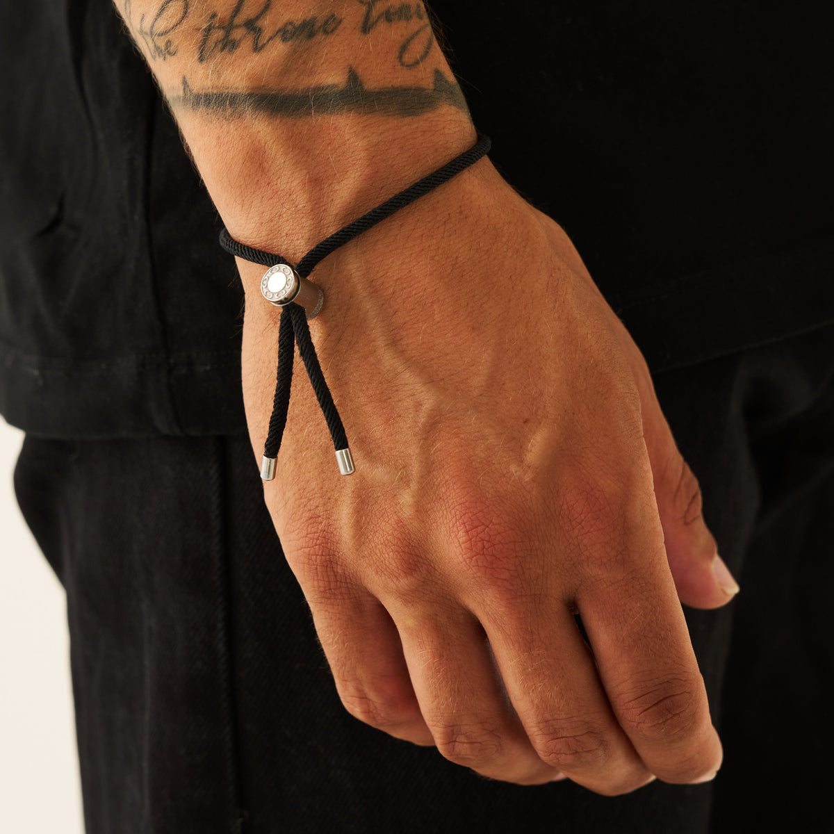 Pulsera de Cordón Negro con Cierre (Plata)