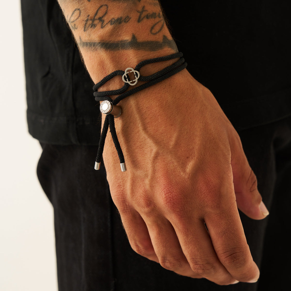 Pulsera de Cordón Negro con Cierre (Plata)