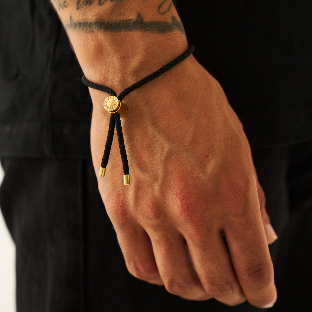 Pulsera de Cordón Negro con Cierre (Oro)