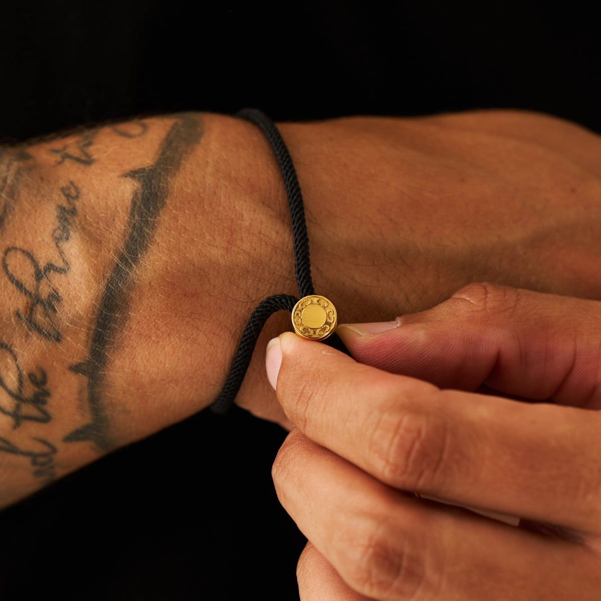 Pulsera de Cordón Negro con Cierre (Oro)