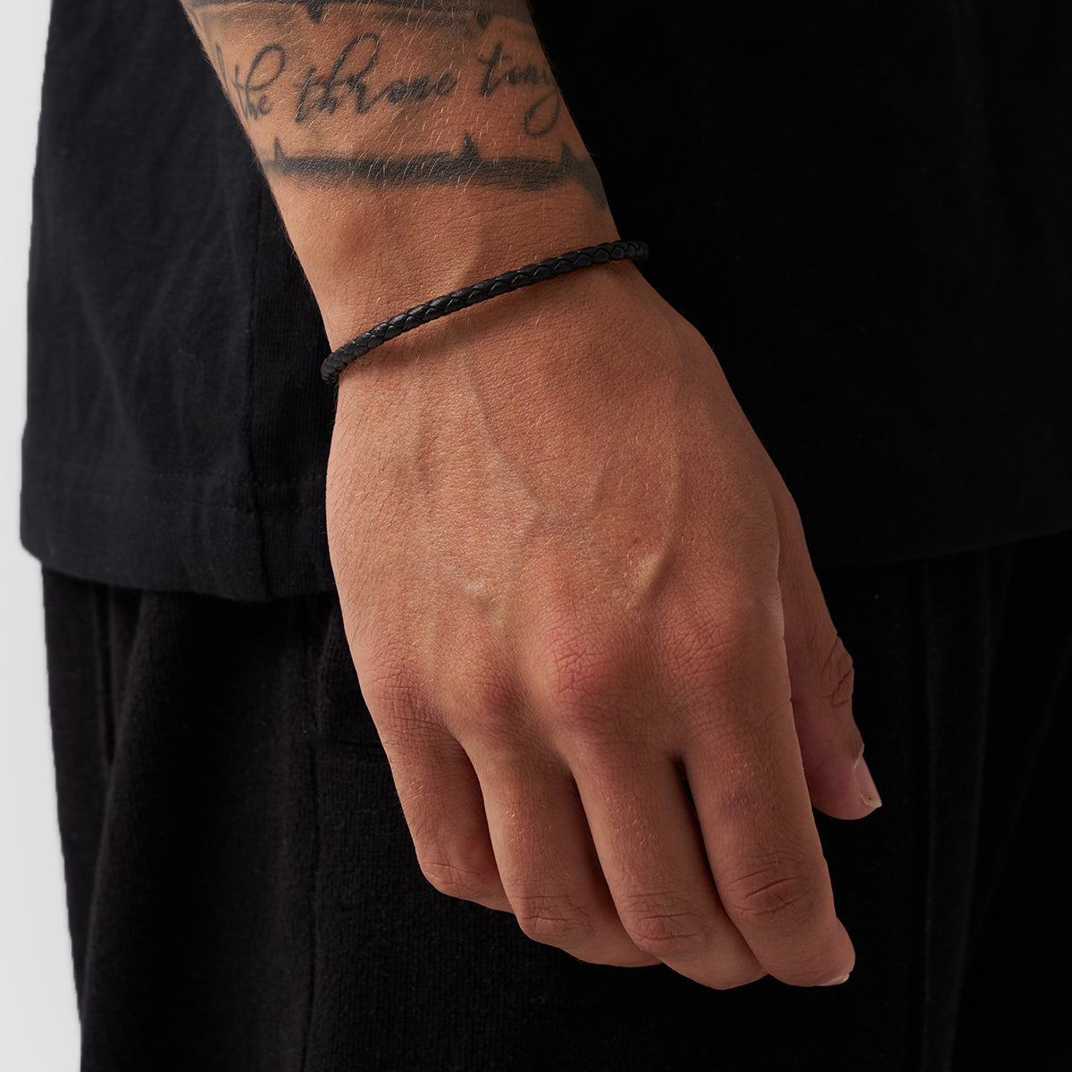 Pulsera de Cuero Negro (Oro)