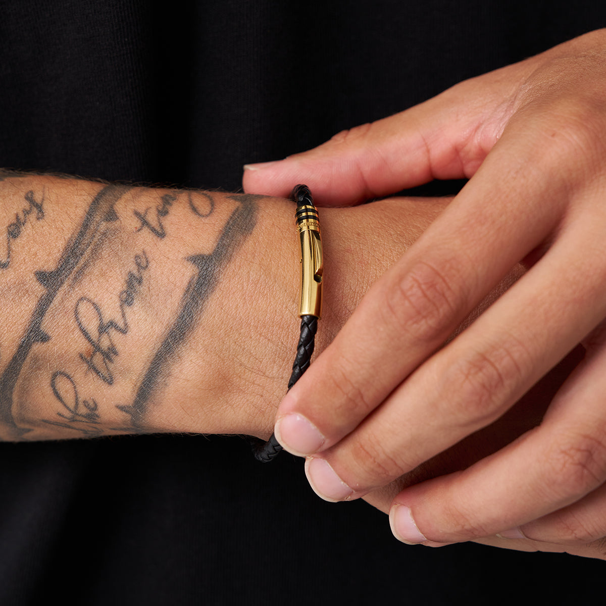 Pulsera de Cuero Negro (Oro)