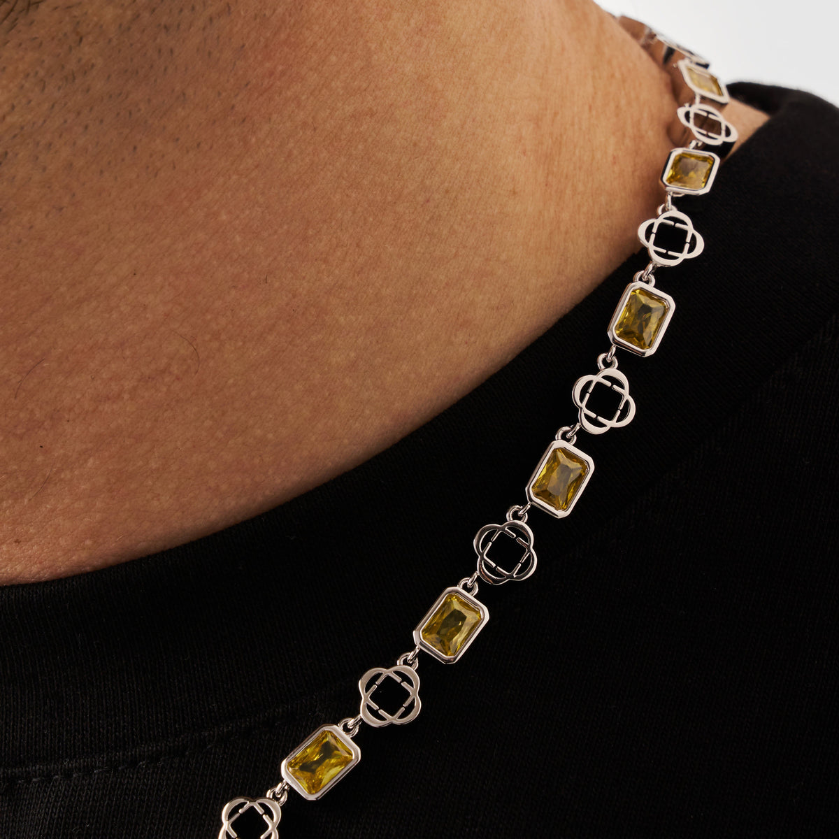Collar de trébol con gema amarilla (plata)