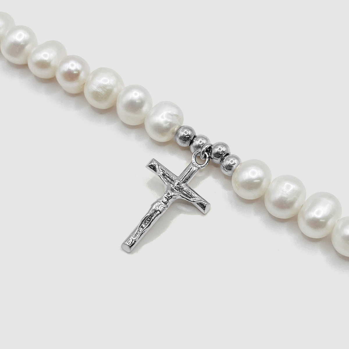 Collar de perlas reales con crucifijo (Plata)