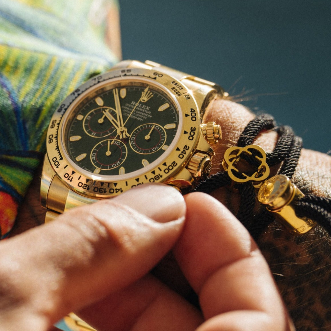 Pulsera de Cordón Negro (Oro)