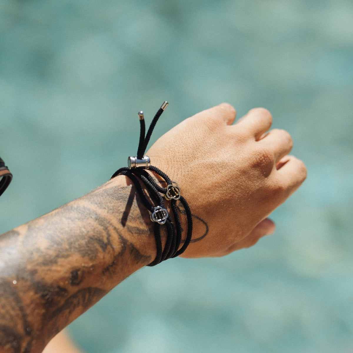 Pulsera de Cordón Negro con Cierre (Plata)