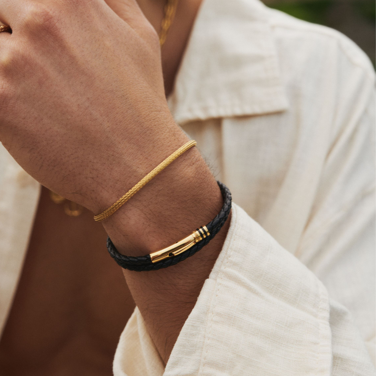 Pulsera de Cuero Negro (Oro)