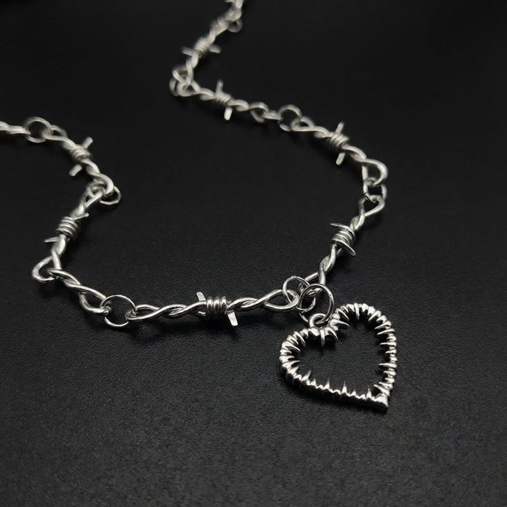 Collar de amor con alambre de púas