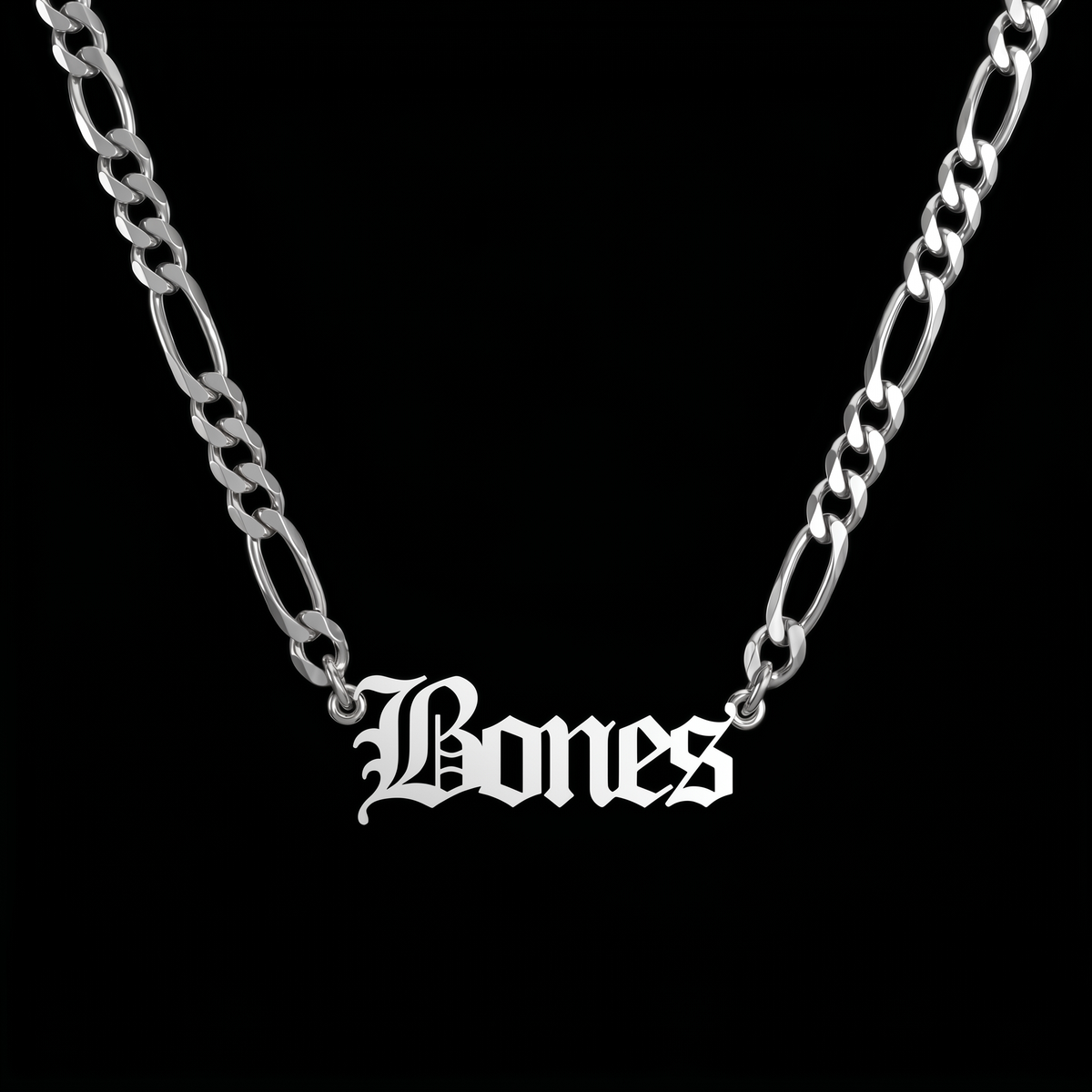 Collar con nombre en letra inglesa antigua