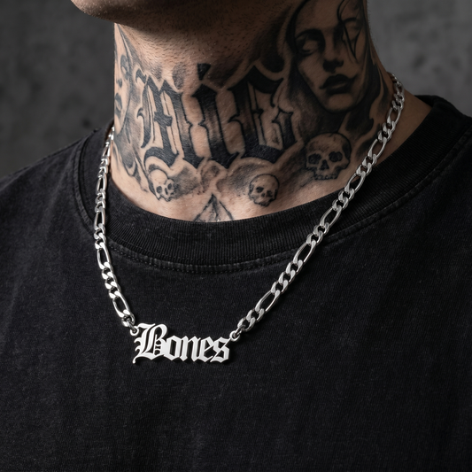 Collar con nombre en letra inglesa antigua
