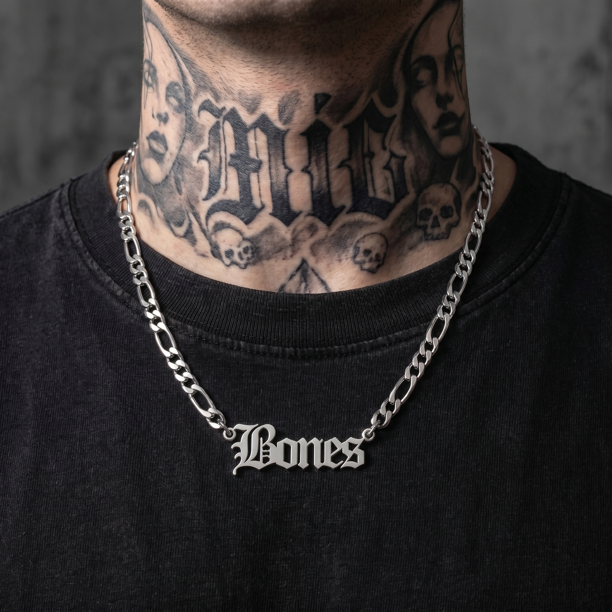 Collar con nombre en letra inglesa antigua