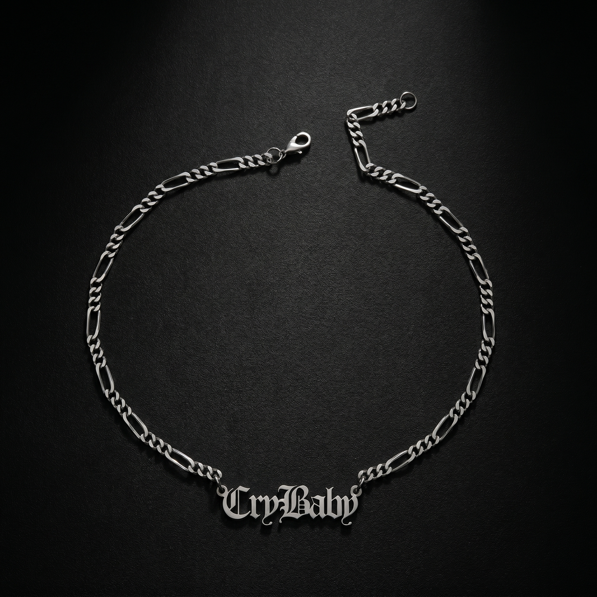 Collar con nombre en letra inglesa antigua