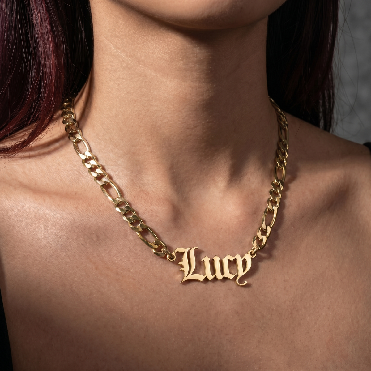 Collar con nombre en letra inglesa antigua