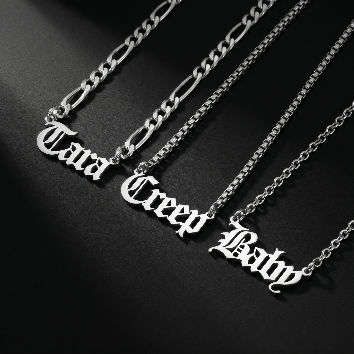 Collar con nombre en letra inglesa antigua