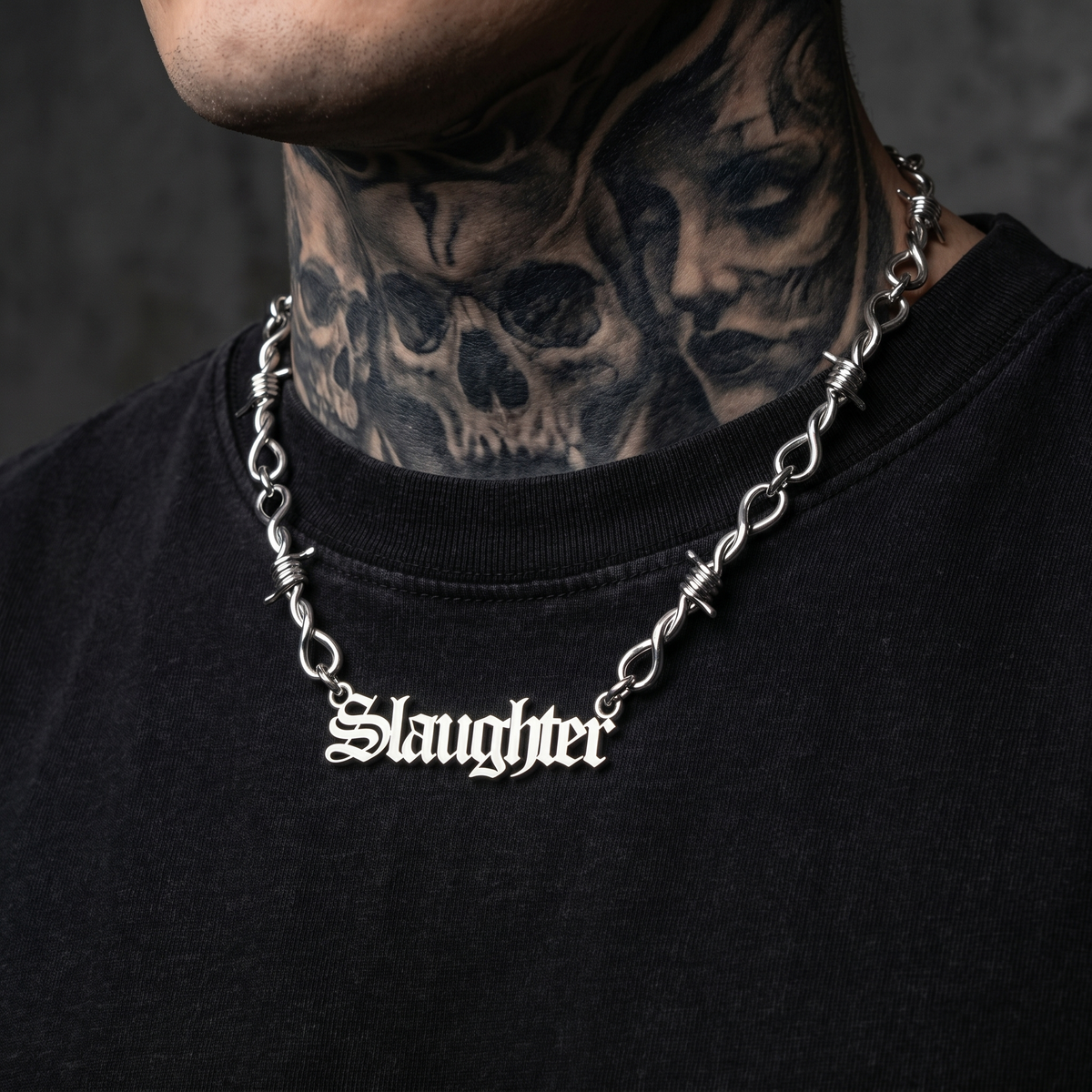 Collar con nombre de alambre de púas