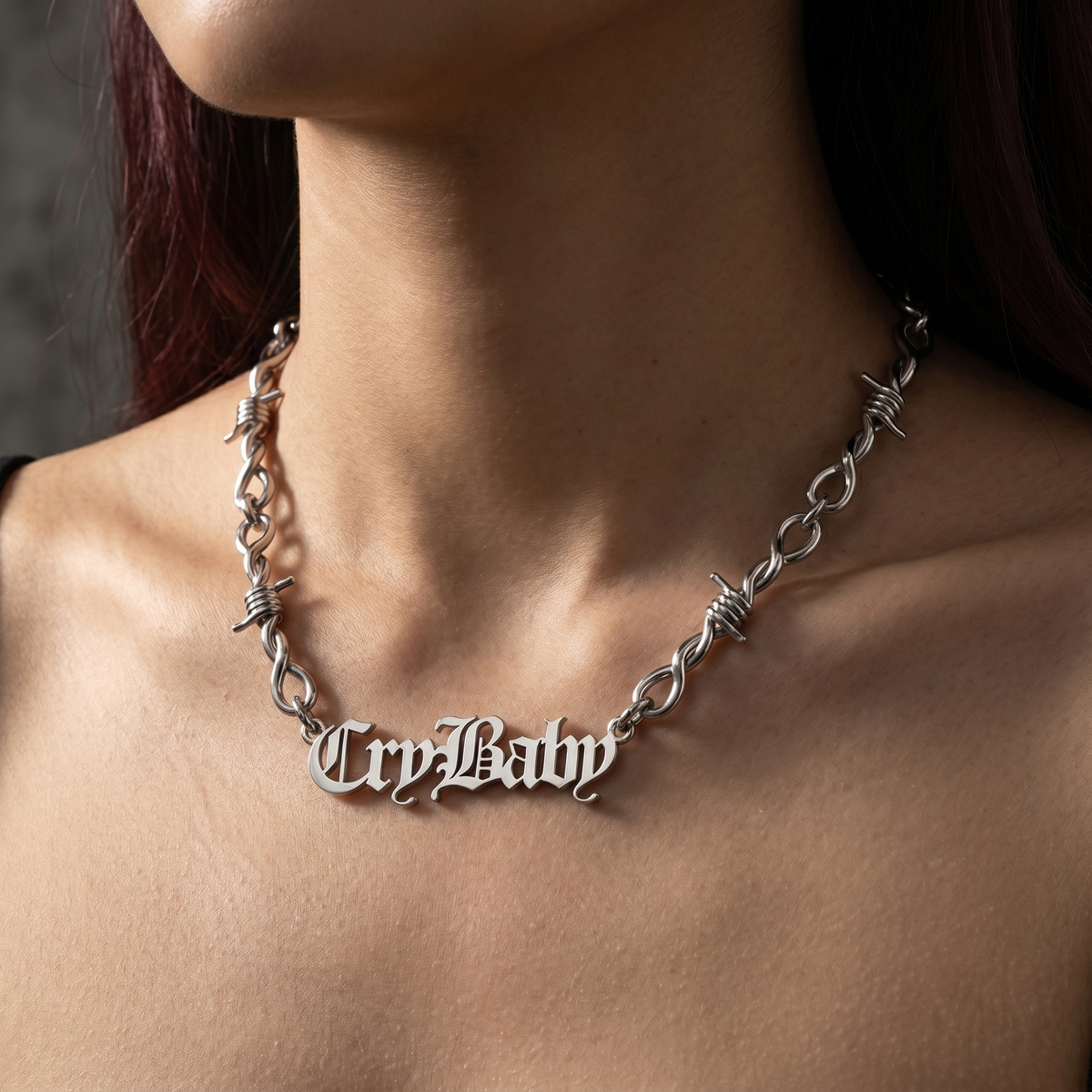 Collar con nombre de alambre de púas