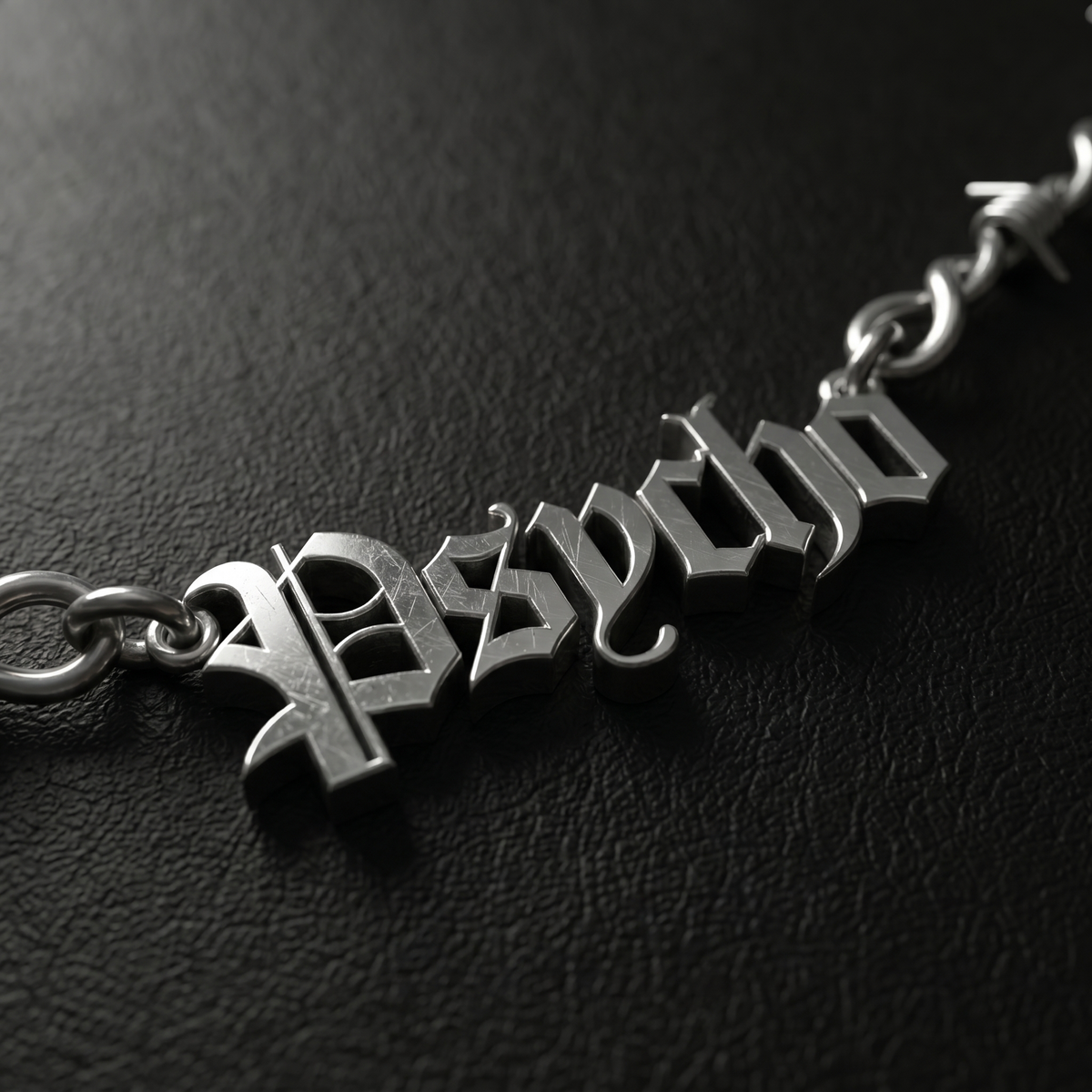Collar con nombre de alambre de púas