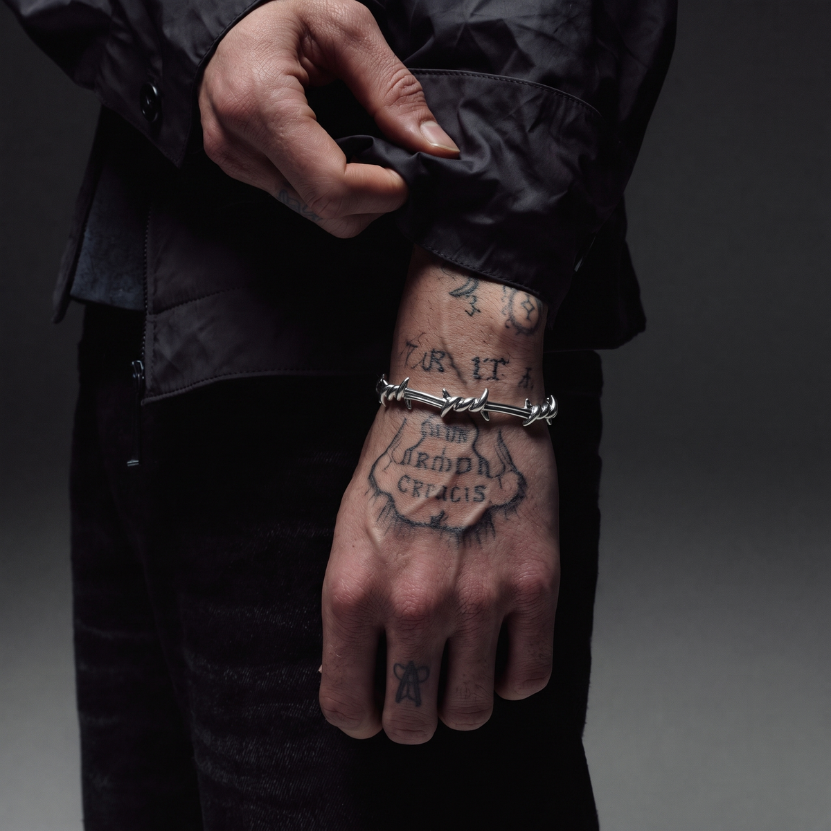 Brazalete de alambre de púas
