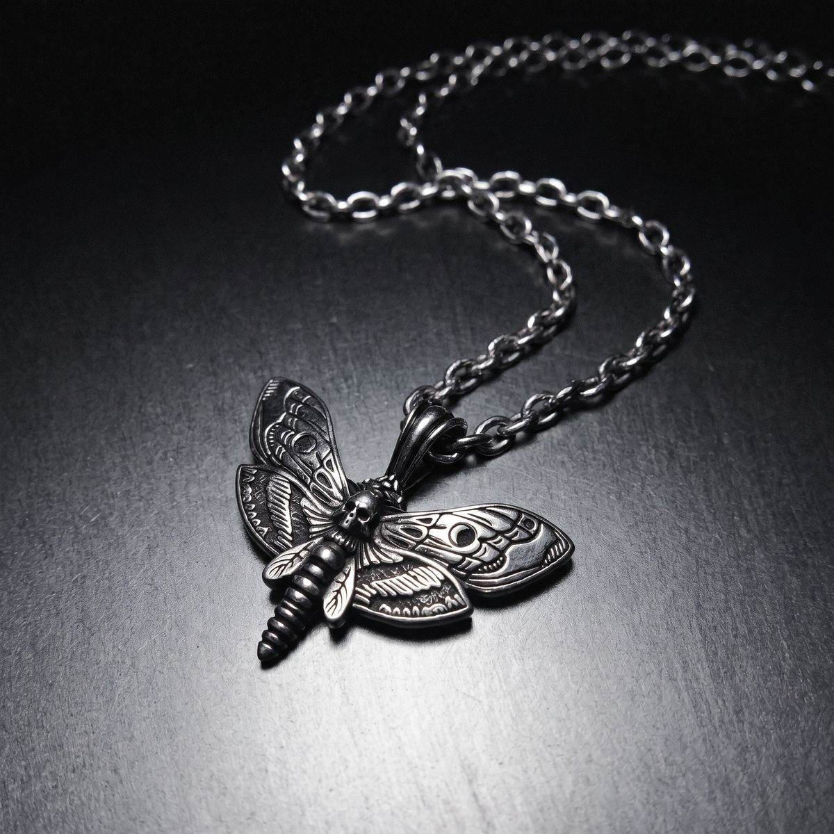 Collar de polilla de la muerte
