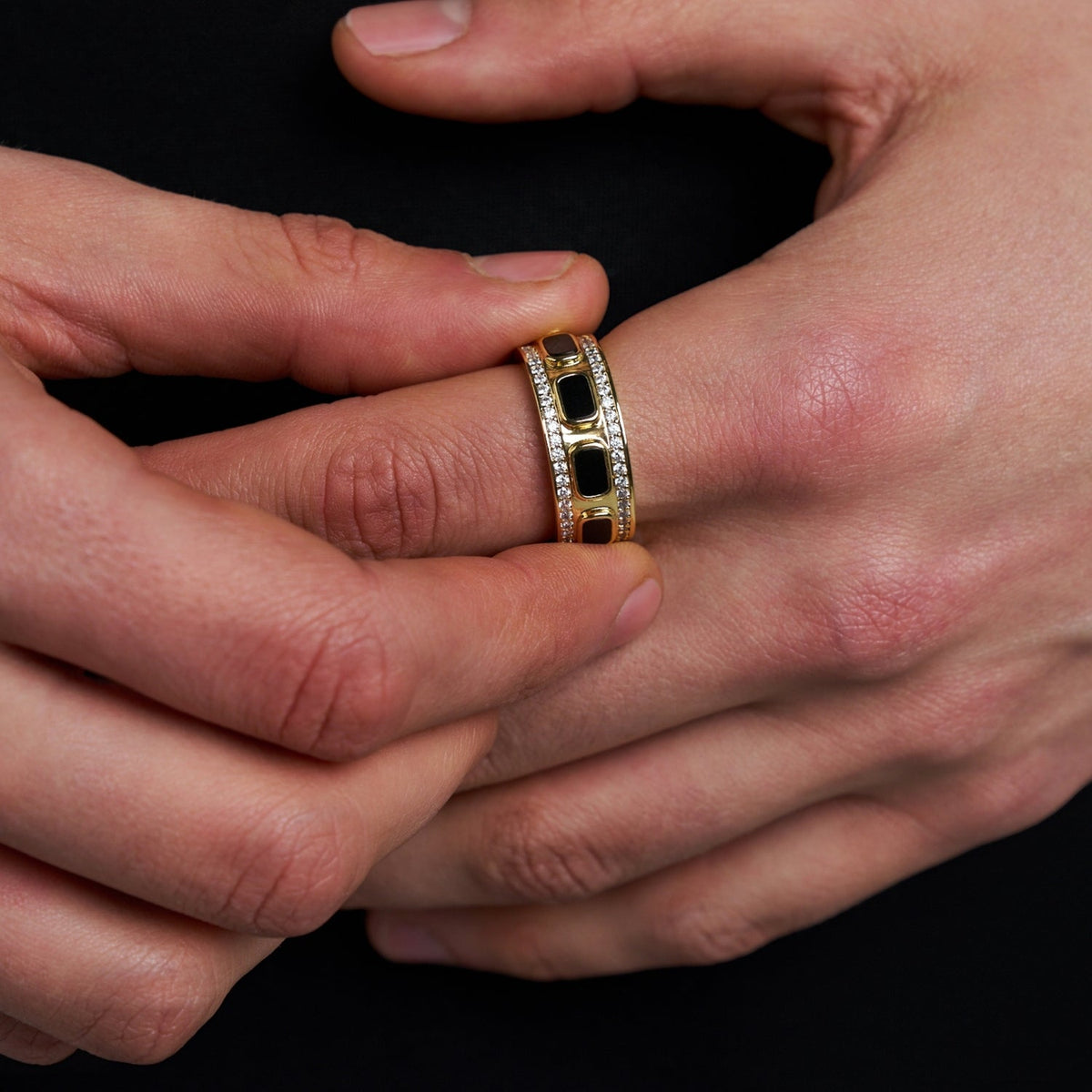 Anillo de banda de ónice helado (Oro)